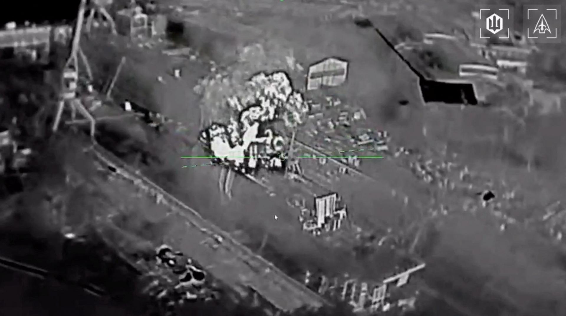 VIDEO: Ruská raketová korveta utrpela ničivý zásah. Ukrajinci zaútočili na námornú základňu