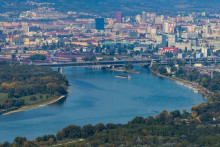 Na sn&iacute;mke je pohľad na Bratislavu. V popred&iacute; je Dunaj a Pr&iacute;stavn&yacute; most.

FOTO: TASR