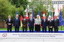Guvern&eacute;ri centr&aacute;lnych b&aacute;nk kraj&iacute;n G7 Kanaďan Tiff Macklem, Angličan Andrew Bailey, viceprezident americk&eacute;ho Fedu Philip Jefferson, Franc&uacute;z Francois Villeroy de Galhau, &scaron;&eacute;fka ECB Christine Lagardov&aacute;, Talian Fabio Panetta, Japonec Kazuo Ueda, a Nemec Joachim Nagel.