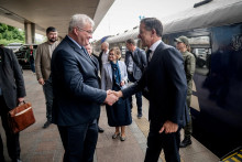 Ukrajinsk&yacute; minister zahraničn&yacute;ch vec&iacute; Andrii Sybiha v&iacute;ta gener&aacute;lneho tajomn&iacute;ka NATO Marka Rutteho. FOTO: Reuters/Ministerstvo zahraničn&yacute;ch vec&iacute; Ukrajiny