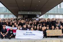 Pracovn&iacute;ci Českej telev&iacute;zie pred hlavnou budovou na Kavč&iacute;ch hor&aacute;ch oblečen&iacute; v čiernom na protest proti pl&aacute;novan&yacute;m zmen&aacute;m financovania. FOTO: TASR/Barbora Vizv&aacute;ryov&aacute;