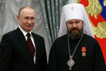 Metropolita ruskej pravosl&aacute;vnej cirkvi Ilarion a rusk&yacute; prezident Vladimir Putin. FOTO: Reuters