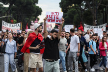 Demon&scaron;tranti sa z&uacute;častňuj&uacute; protestu proti pl&aacute;novan&eacute;mu luxusn&eacute;mu rezortu, ktor&yacute; podporuje spoločnosť napojen&aacute; na Jareda Kushnera, zaťa americk&eacute;ho prezidenta Donalda Trumpa. FOTO: Reuters