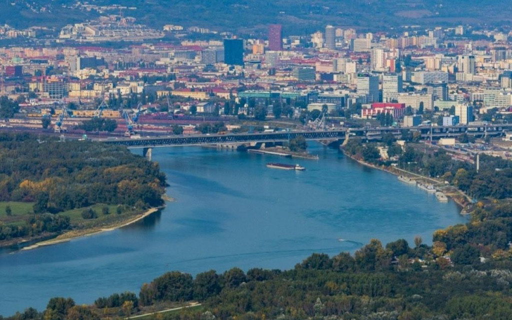 Na sn&iacute;mke je pohľad na Bratislavu. V popred&iacute; je Dunaj a Pr&iacute;stavn&yacute; most.

FOTO: TASR