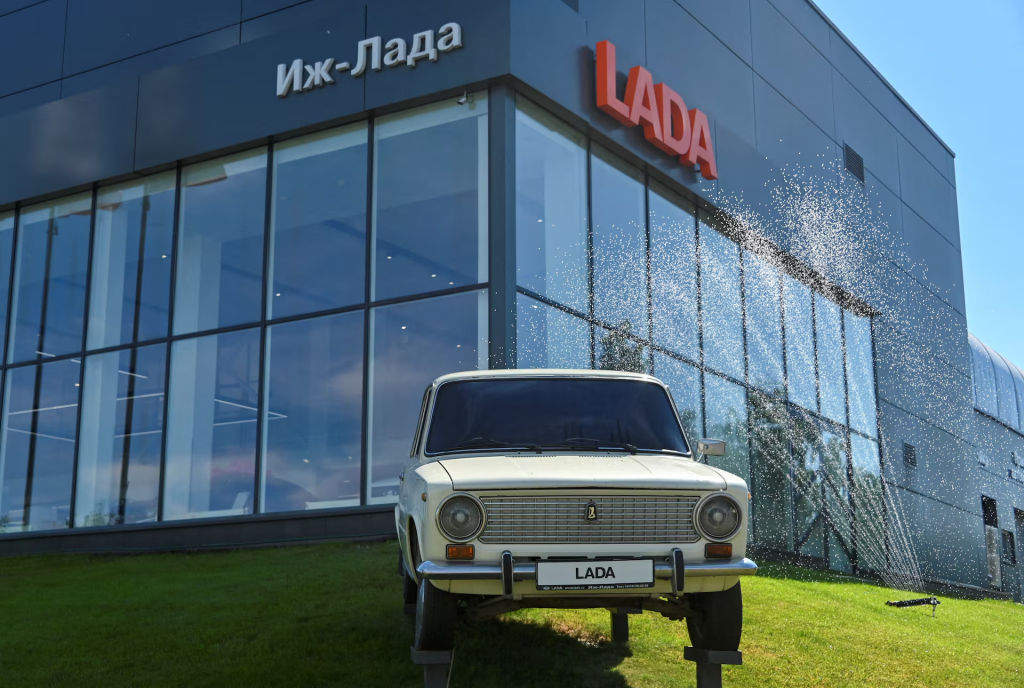 Rusk&yacute; v&yacute;robca pri&scaron;iel nielen o partnerov, ale aj o časť dod&aacute;vateľov. Prv&eacute; automobily &bdquo;nov&eacute;ho&ldquo; obdobia preto vyr&aacute;bal v značne zjednodu&scaron;enej podobe, bez ABS či airbagov. FOTO: REUTERS