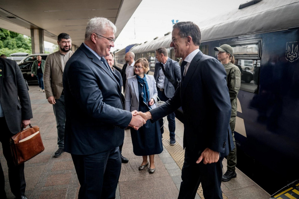 Ukrajinsk&yacute; minister zahraničn&yacute;ch vec&iacute; Andrii Sybiha v&iacute;ta gener&aacute;lneho tajomn&iacute;ka NATO Marka Rutteho. FOTO: Reuters/Ministerstvo zahraničn&yacute;ch vec&iacute; Ukrajiny