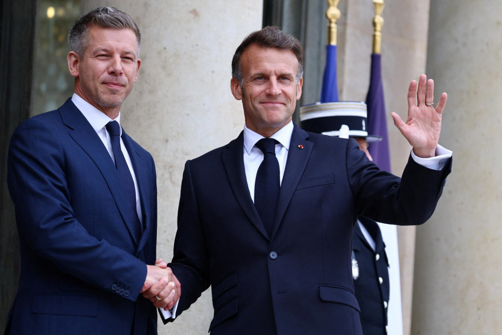 Franc&uacute;zsky prezident Emmanuel Macron si pod&aacute;va ruku s maďarsk&yacute;m premi&eacute;rom P&eacute;terom Magyarom. FOTO: Reuters