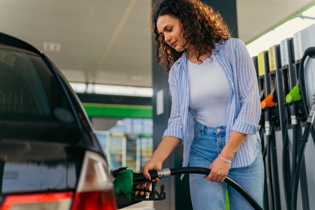 Priemern&aacute; cena jedn&eacute;ho litra 95-okt&aacute;nov&eacute;ho benz&iacute;nu sa za t&yacute;ždeň dostala z 1,81 eura na liter až na s&uacute;časn&yacute;ch 1,70 eura. FOTO: Shutterstock