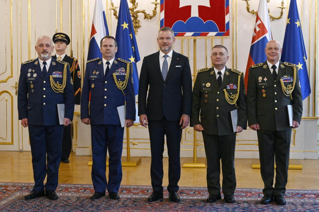 Zľava brig&aacute;dny gener&aacute;l Pavel Kožlej, gener&aacute;l Miroslav Lorinc, prezident Peter Pellegrini, gener&aacute;l Marek Banas a brig&aacute;dny gener&aacute;l Richard Kir&aacute;ly p&oacute;zuj&uacute; počas pov&yacute;&scaron;enia a vymenovania gener&aacute;lov Ozbrojen&yacute;ch s&iacute;l v Prezidentskom pal&aacute;ci v Bratislave. FOTO: TASR/Pavel Neubauer