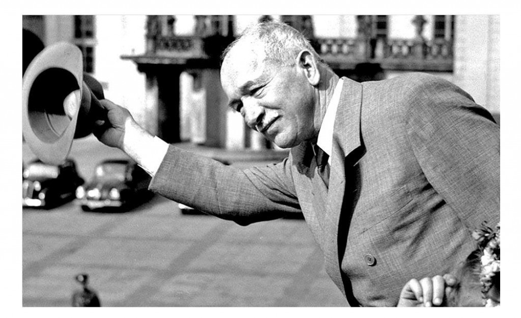 Edvard Bene&scaron; (1884 &ndash; 1948) bol druh&yacute; československ&yacute; prezident. N&aacute;rodn&eacute; zhromaždenie ho za hlavu &scaron;t&aacute;tu zvolilo v decembri 1935, po prijat&iacute; Mn&iacute;chovskej dohody na jeseň 1938 abdikoval, počas druhej svetovej vojny st&aacute;l na čele exilovej vl&aacute;dy so s&iacute;dlom v Lond&yacute;ne. Po vojne ho v okt&oacute;bri 1945 parlament potvrdil v prezidentskej funkcii, v j&uacute;ni nasleduj&uacute;ceho roku bol op&auml;ť zvolen&yacute; a 2. j&uacute;na 1948 napokon abdikoval.