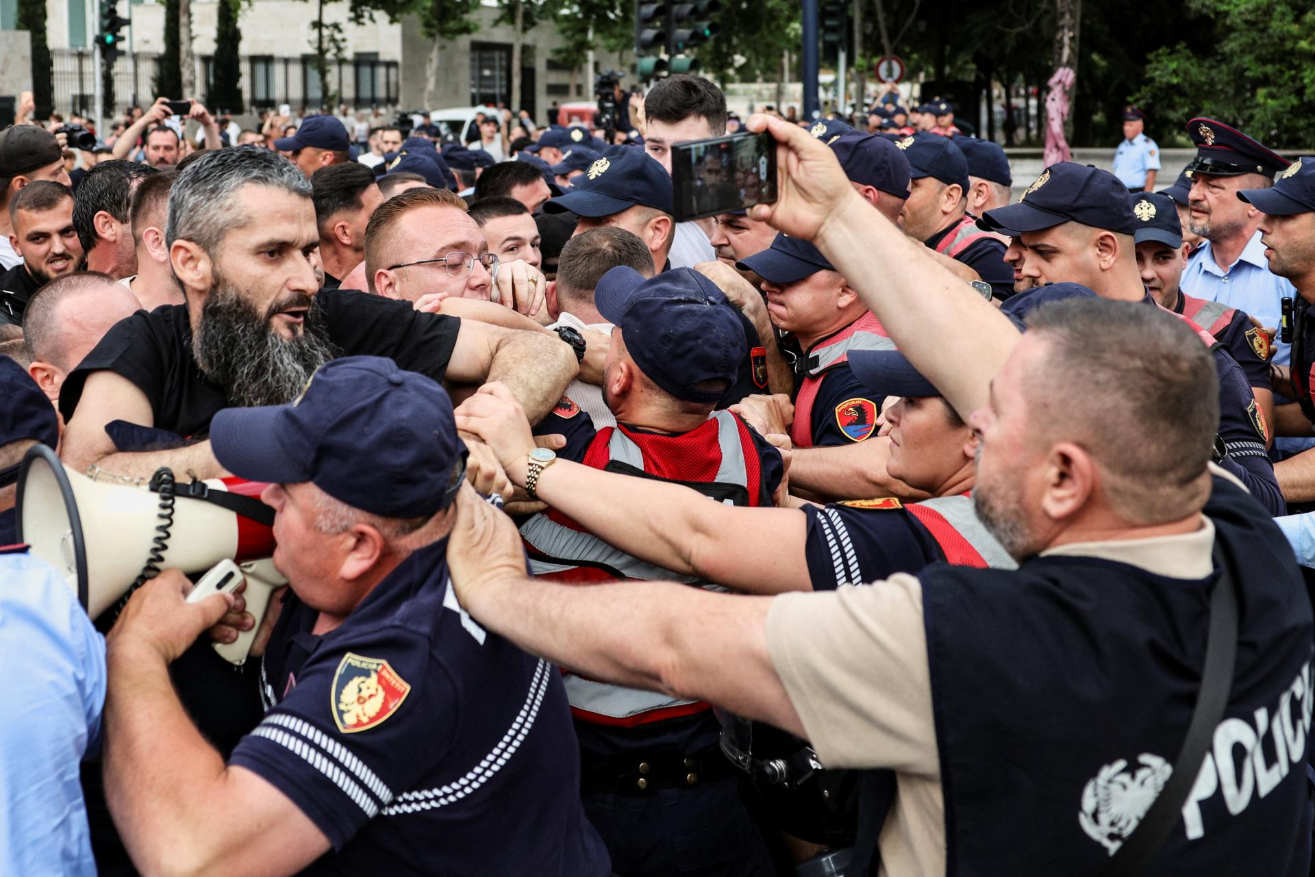 Albánci protestujú proti luxusnému rezortu Trumpovho zaťa. Buldozéry už zasiahli citlivú prírodnú oblasť