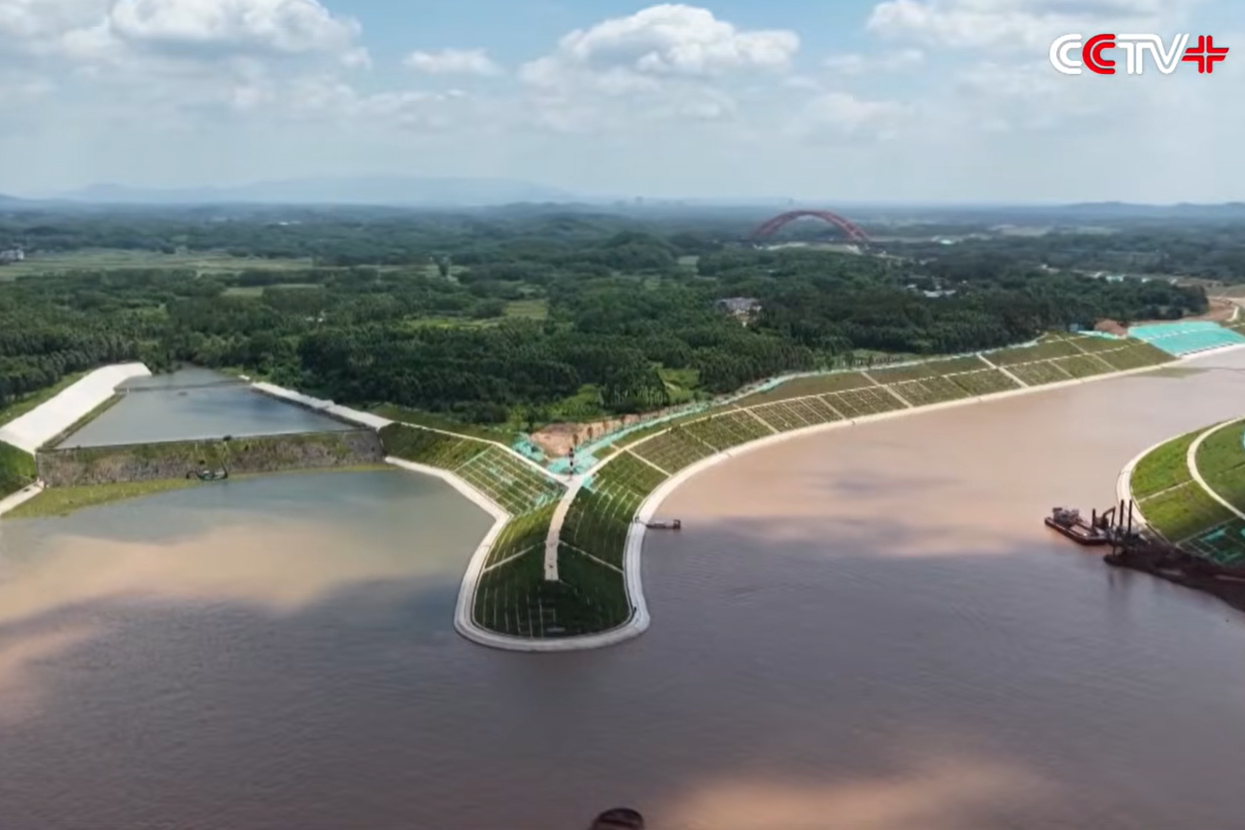 Čínsky megaprojekt finišuje: Kanál, ktorý spája vnútrozemie s morom, už napúšťajú vodou. Má 130 kilometrov