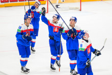Hokejisti Slovenska zľava Martin Chromiak, Kristi&aacute;n Posp&iacute;&scaron;il, Martin Fa&scaron;ko-Rud&aacute;&scaron;, Sebasti&aacute;n Čederle a Oliver Okuliar. FOTO: TASR/Veronika Mihalikov&aacute;