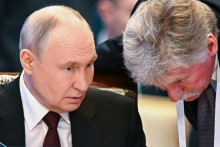 Rusk&yacute; prezident Vladimir Putin (vľavo) hovor&iacute; s hovorcom Kremla Dmitrijom Peskovom. FOTO: TASR/AP