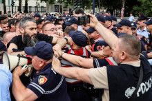 Demon&scaron;tranti sa stretli s pol&iacute;ciou počas protestu proti luxusn&eacute;mu rezortu, ktor&yacute; pl&aacute;nuje spoločnosť spojen&aacute; so zaťom Donalda Trumpa, Jaredom Kushnerom. FOTO: REUTERS