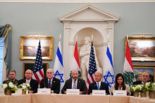 Izraelsk&yacute; veľvyslanec v USA Yechiel Leiter a libanonsk&aacute; veľvyslankyňa v USA Nada Hamadeh v sprievode &scaron;&eacute;fa person&aacute;lu ministerstva zahraničn&yacute;ch vec&iacute; Daniela Hollera a veľvyslanca USA v Libanone Michela Issu sa z&uacute;častnili stretnutia izraelsk&yacute;ch a libanonsk&yacute;ch deleg&aacute;ci&iacute;, ktor&eacute; usporiadali Spojen&eacute; &scaron;t&aacute;ty. FOTO: REUTERS
