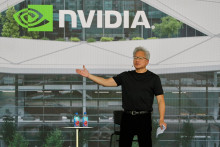 &Scaron;&eacute;f v&yacute;robcu čipov Nvidia Jensen Huang vystupuje na podujat&iacute; pre zamestnancov na stavenisku ich taiwansk&eacute;ho s&iacute;dla Constellation. FOTO: Reuters