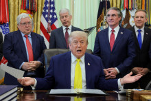 Americk&yacute; prezident Donald Trump predn&aacute;&scaron;a novin&aacute;rom o podpore svojej administrat&iacute;vy pre v&yacute;robu energie z uhlia. FOTO: Reuters
