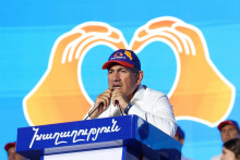 Arm&eacute;nsky premi&eacute;r Nikol Pa&scaron;injan vyst&uacute;pil na predvolebnom zhromažden&iacute; v Jerevane 5. j&uacute;na, dva dni pred hlasovan&iacute;m. P&oacute;dium zdob&iacute; n&aacute;pis &bdquo;Mier&ldquo;. FOTO: Reuters/Photolure

