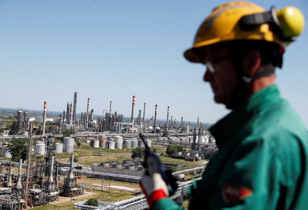 Rafin&eacute;ria skupiny MOL v Maďarsku. FOTO: Reuters