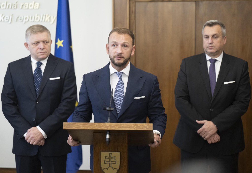 Zľava predseda strany Smer-SD Robert Fico, &scaron;&eacute;f strany Hlas-SD Mat&uacute;&scaron; &Scaron;utaj E&scaron;tok a predseda strany SNS Andrej Danko.  FOTO TASR/M. Baumann