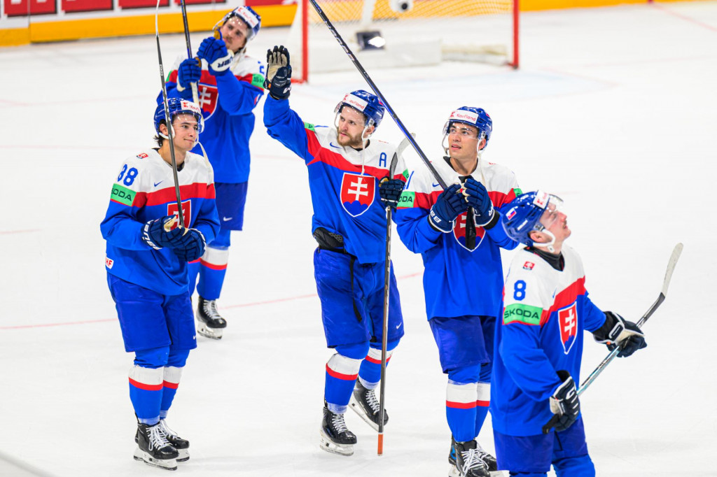 Hokejisti Slovenska zľava Martin Chromiak, Kristi&aacute;n Posp&iacute;&scaron;il, Martin Fa&scaron;ko-Rud&aacute;&scaron;, Sebasti&aacute;n Čederle a Oliver Okuliar. FOTO: TASR/Veronika Mihalikov&aacute;