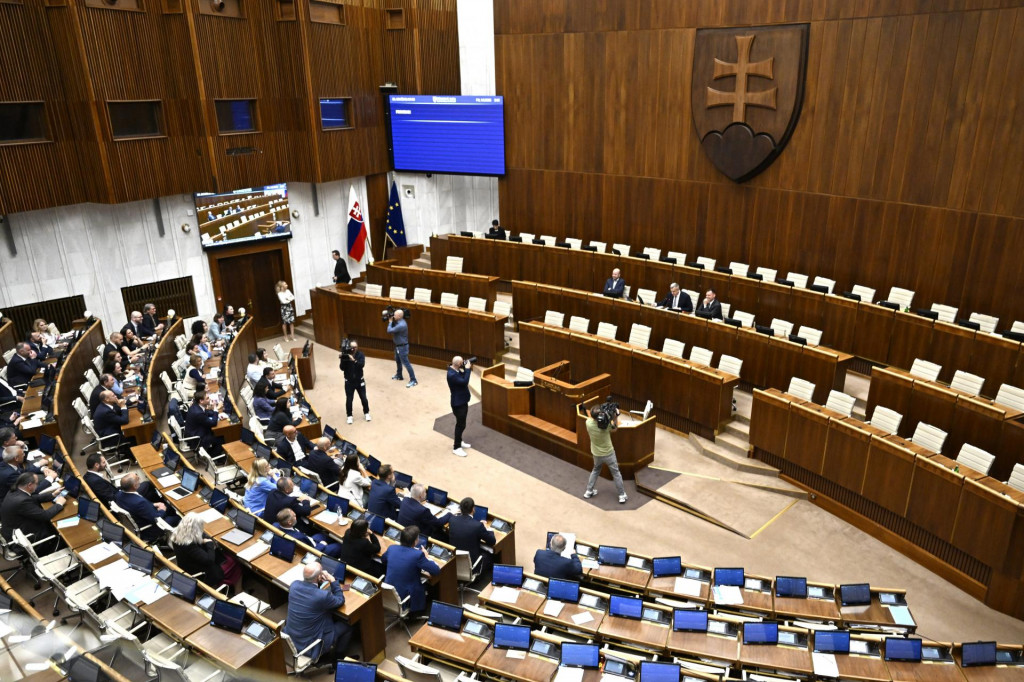 Za n&aacute;vrhom na vyslovenie ned&ocirc;very &scaron;&eacute;fovi rezortu obrany stoj&iacute; opozičn&eacute; KDH. FOTO: TASR/Pavel Neubauer