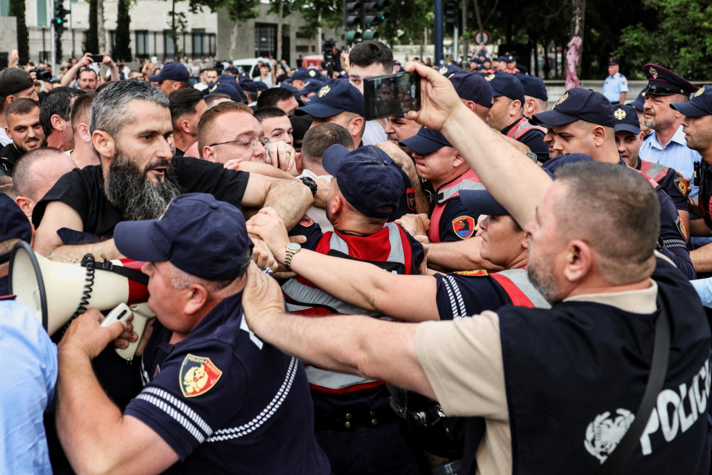 Demon&scaron;tranti sa stretli s pol&iacute;ciou počas protestu proti luxusn&eacute;mu rezortu, ktor&yacute; pl&aacute;nuje spoločnosť spojen&aacute; so zaťom Donalda Trumpa, Jaredom Kushnerom. FOTO: REUTERS