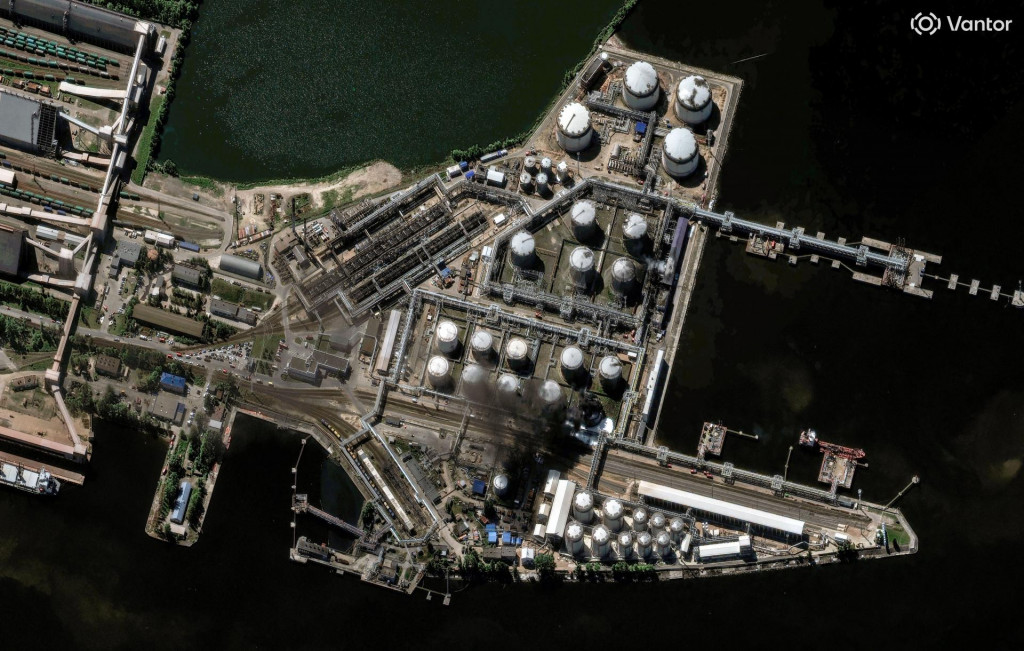 Ropn&yacute; termin&aacute;l v Petrohrade po ukrajinskom &uacute;toku. (3. j&uacute;na 2026). FOTO: Reuters/Vantor