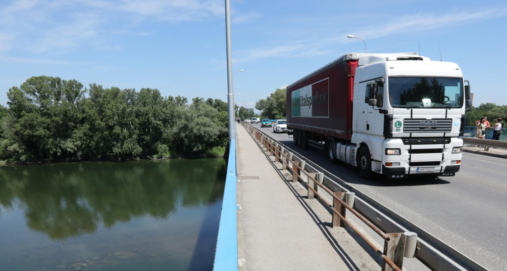 Star&yacute; v&aacute;žsky most v &Scaron;ali dož&iacute;va, pom&ocirc;cť mu m&aacute; nov&eacute; premostenie. FOTO: HN/Peter Mayer
