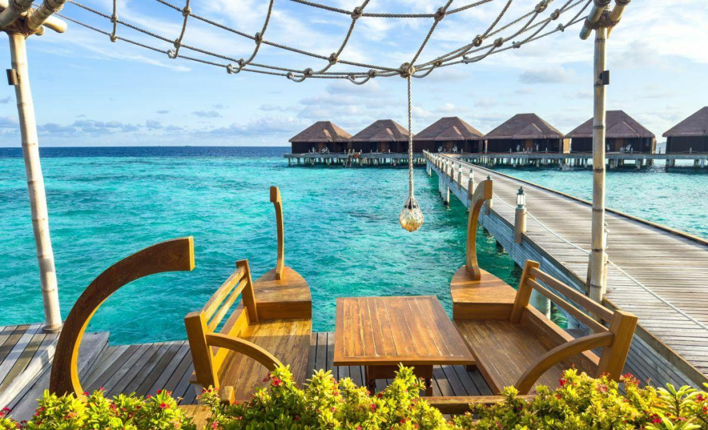 Zatiaľ čo men&scaron;ie a lacnej&scaron;ie ubytovacie zariadenia na Maldiv&aacute;ch bojuj&uacute; o prežitie, luxusn&eacute; rezorty odol&aacute;vaj&uacute; kr&iacute;ze v&yacute;razne lep&scaron;ie. FOTO: Shutterstock