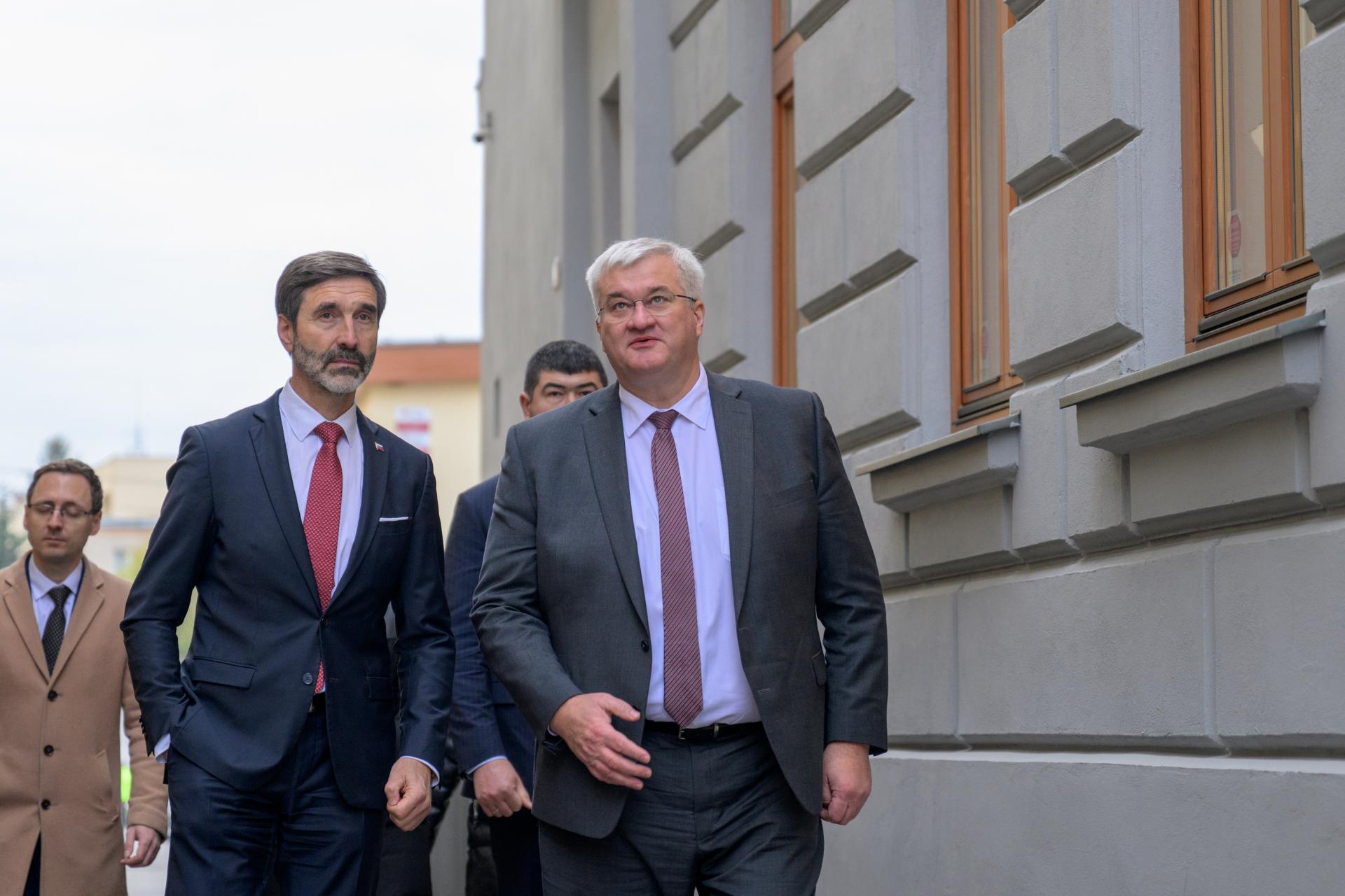 Blan&aacute;r odovzdal na Ukrajine slovensk&uacute; humanit&aacute;rnu pomoc