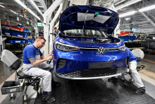 Automobilky na Slovensku čoraz viac rie&scaron;ia, z akej energie vznikaj&uacute; ich aut&aacute;. ILUSTRAČN&Eacute; FOTO: Reuters