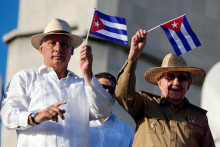 Prv&yacute; tajomn&iacute;k Komunistickej strany Kuby a b&yacute;val&yacute; prezident Ra&uacute;l Castro a kub&aacute;nsky prezident Miguel D&iacute;az-Canel. FOTO: Reuters