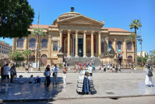 Jednou z architektonick&yacute;ch domin&aacute;nt sic&iacute;lskeho Palerma je Teatro Massimo. FOTO: HN/Pavel Novotn&yacute;