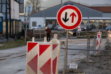 V prvej etape pracovn&iacute;ci osadia dočasn&eacute; dopravn&eacute; značenie, vyfr&eacute;zuj&uacute; vozovku a opravia podkladov&eacute; vrstvy vozovky. ILUSTRAČN&Eacute; FOTO: TASR/Daniel Stehl&iacute;k