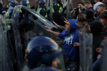 Britsk&iacute; policajti s&uacute; vycvičen&iacute; prim&aacute;rne na to, aby nekompromisne zadusili v&scaron;etky n&aacute;znaky rasizmu. FOTO: Reuters