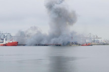 Na videosn&iacute;mke dym st&uacute;pa po v&yacute;buchu n&aacute;morn&eacute;ho dronu na mori v rumunskom pr&iacute;stave Konstanca 5. j&uacute;na 2026. FOTO: TASR/AP