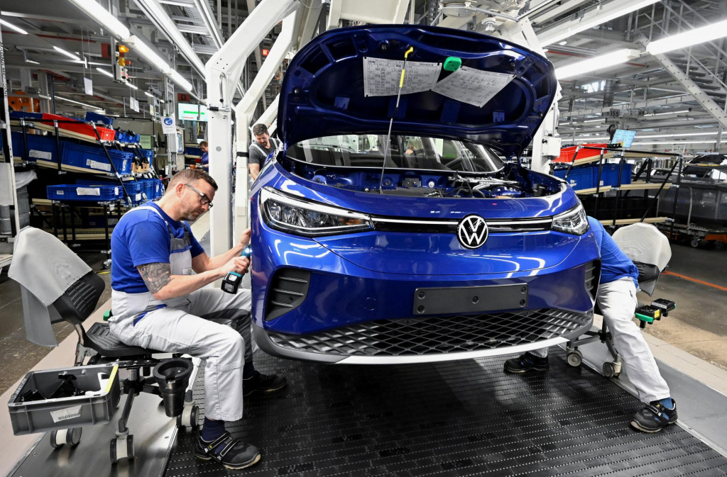 Automobilky na Slovensku čoraz viac rie&scaron;ia, z akej energie vznikaj&uacute; ich aut&aacute;. ILUSTRAČN&Eacute; FOTO: Reuters