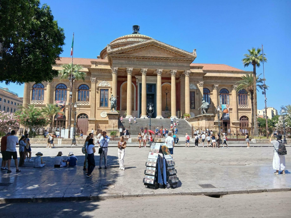 Jednou z architektonick&yacute;ch domin&aacute;nt sic&iacute;lskeho Palerma je Teatro Massimo. FOTO: HN/Pavel Novotn&yacute;