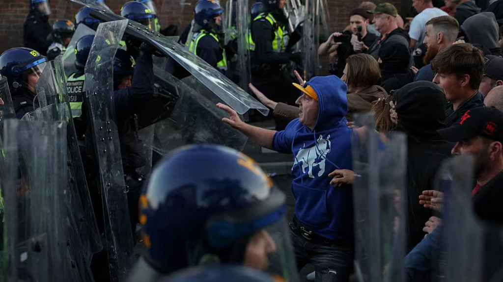Britsk&iacute; policajti s&uacute; vycvičen&iacute; prim&aacute;rne na to, aby nekompromisne zadusili v&scaron;etky n&aacute;znaky rasizmu. FOTO: Reuters