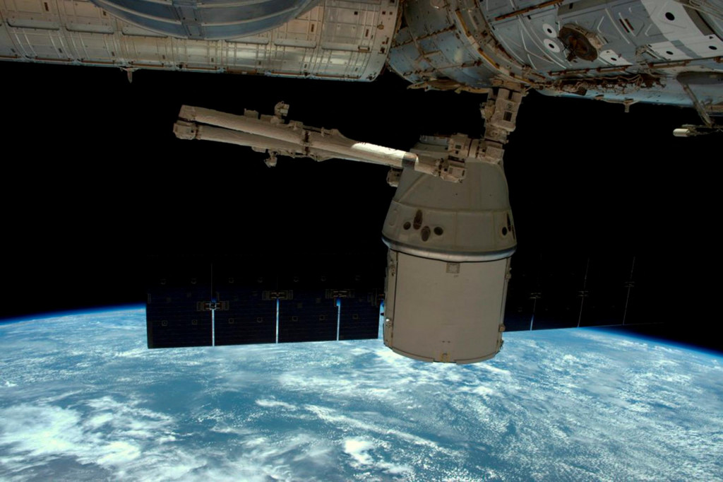 Fotografia NASA zobrazuje kapsulu SpaceX Dragon pri jej odp&aacute;jan&iacute; sa z Medzin&aacute;rodnej vesm&iacute;rnej stanice 11. m&aacute;ja 2016.
