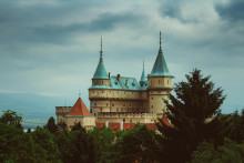 Dok&aacute;žete spoznať slovensk&eacute; hrady a z&aacute;mky podľa fotografie? FOTO: Unsplash/M&aacute;ria Bajn&aacute;rov&aacute;