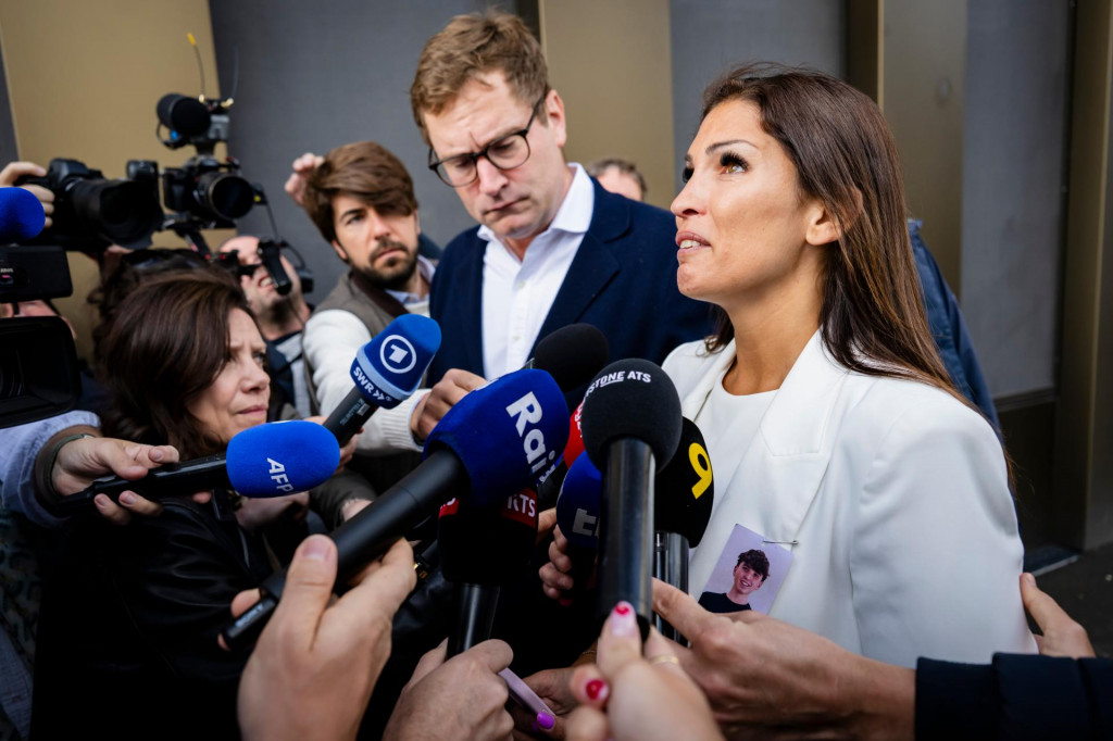 Pozostal&aacute; Laetitia Brodardov&aacute;-Sitreov&aacute;, ktor&aacute; stratila svojho syna Arthura pri požiari, počas ktor&eacute;ho pri&scaron;lo v noci na 1. janu&aacute;ra 2026 o život 41 ľud&iacute; a 115 utrpelo zranenia. FOTO: TASR/AP