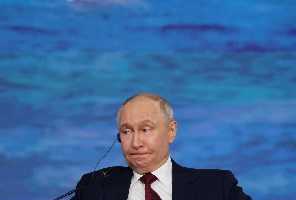 V stredu, prv&yacute; deň podujatia, ktor&eacute; bolo v minulosti prez&yacute;van&eacute; aj &bdquo;rusk&yacute; Davos&ldquo;, ukrajinsk&eacute; drony zasiahli ropn&yacute; komplex a vojensk&uacute; z&aacute;kladňu v Petrohrade. FOTO: Reuters