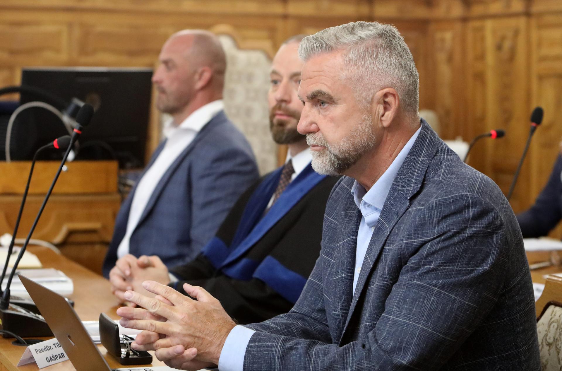 Tibor Gašpar strávil rok za mrežami, teraz si sadol na lavic