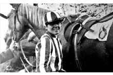 Česk&aacute; aristokratka a džokejka Lata Brandisov&aacute; (1895 &ndash; 1981), v&iacute;ťazka Veľkej pardubickej 1937.