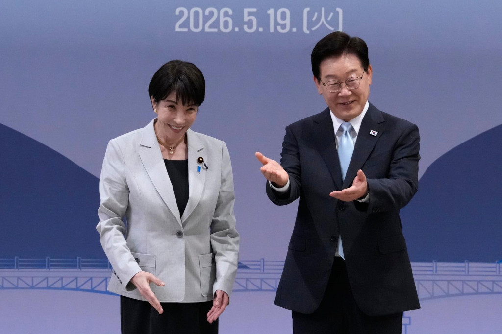 Japonsk&aacute; premi&eacute;rka Sanae Takaičiov&aacute; (vľavo) p&oacute;zuje s juhok&oacute;rejsk&yacute;m prezidentom I Če-mjongom. FOTO: TASR/AP
