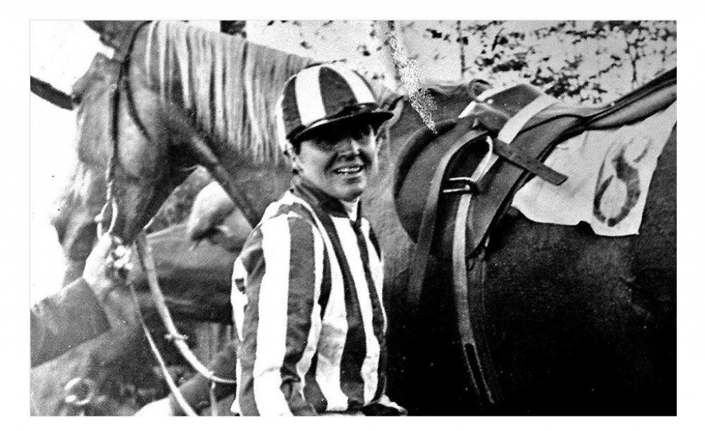 Česk&aacute; aristokratka a džokejka Lata Brandisov&aacute; (1895 &ndash; 1981), v&iacute;ťazka Veľkej pardubickej 1937.