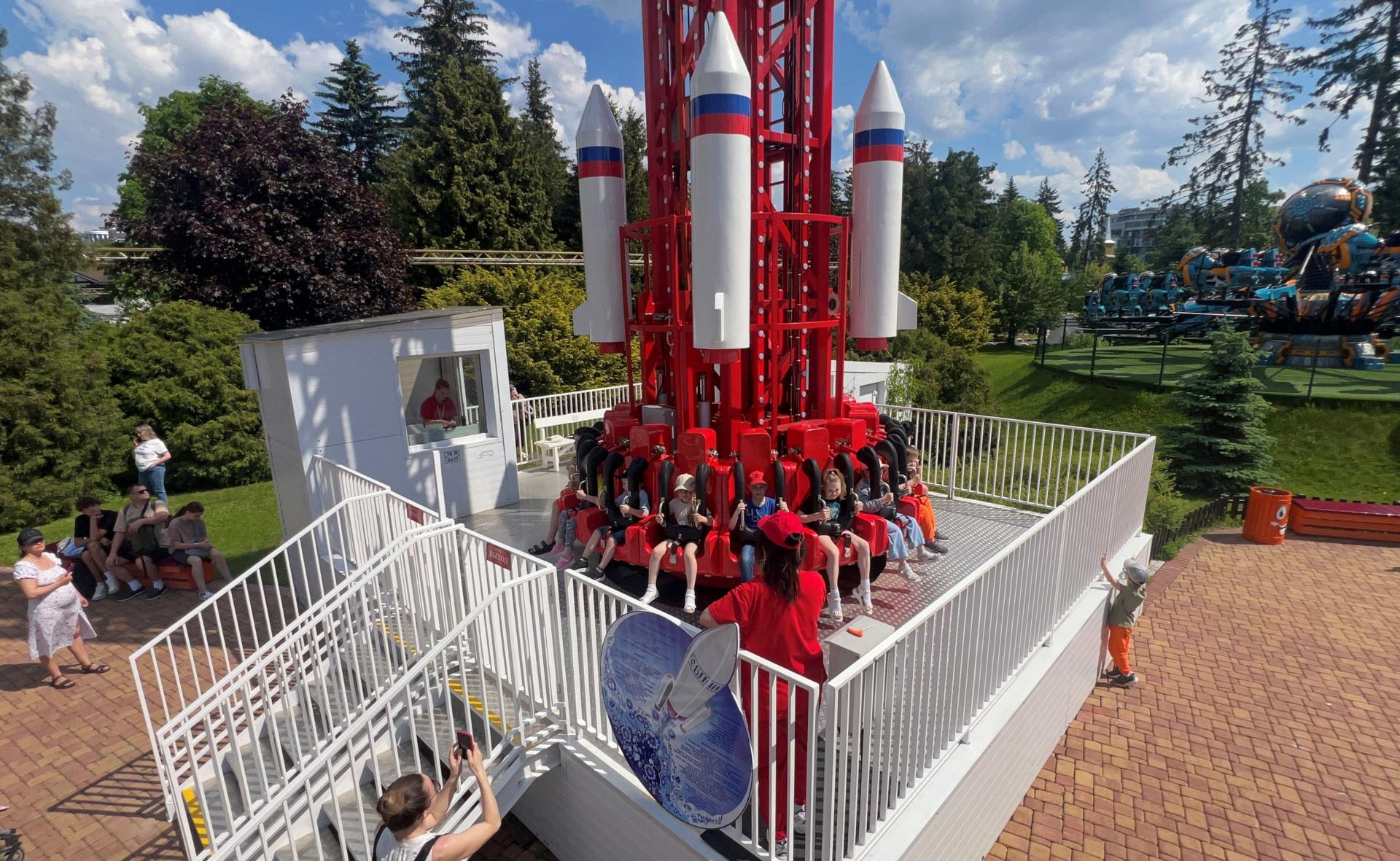 Bizarná zábava. Rusi sa vozia na rakete Orešnik, ktorá zabíj